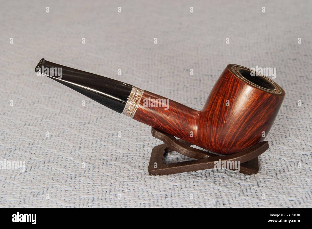Classic briar wooden smoke pipe Stock Photo - Alamy