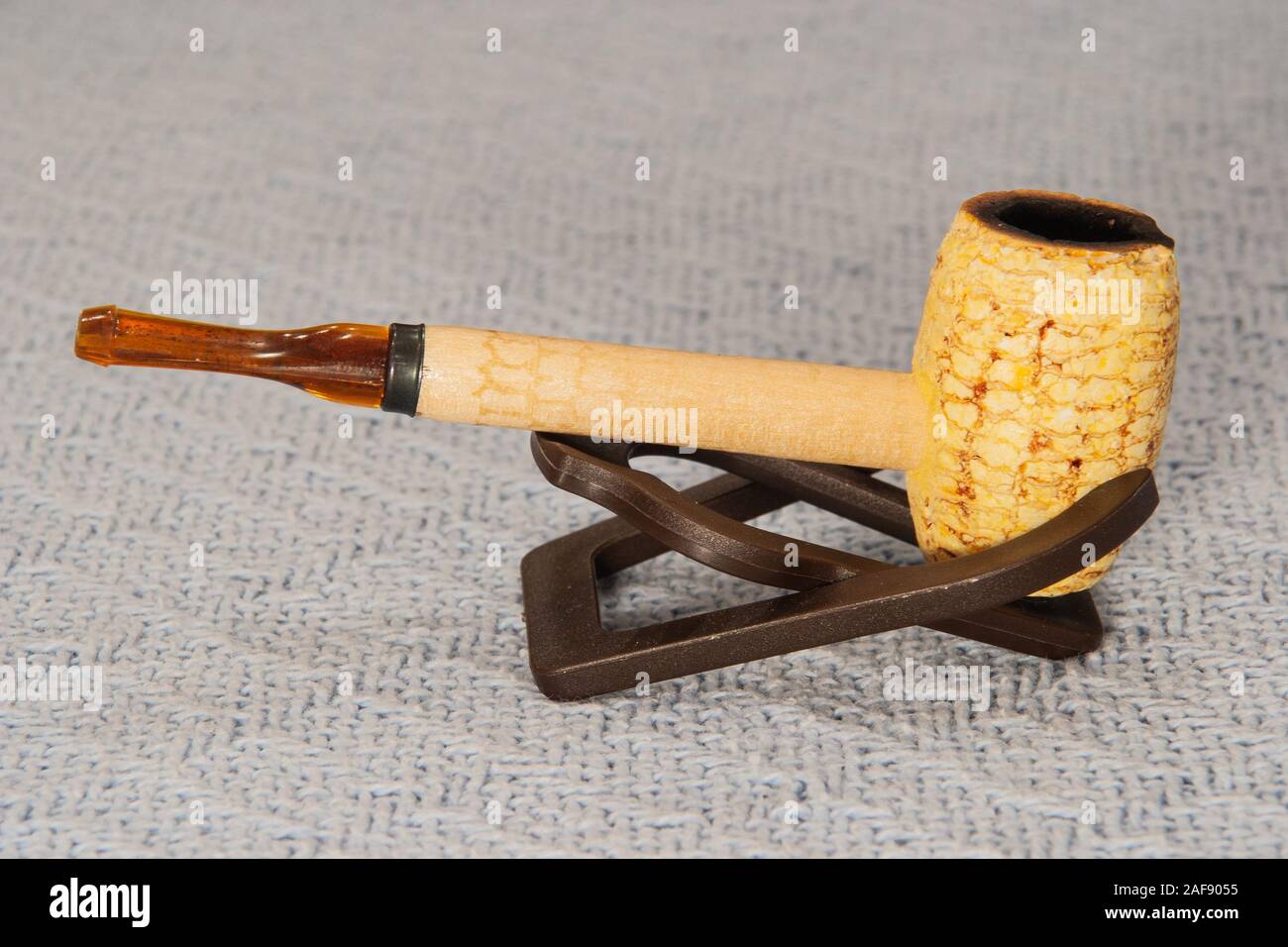 Classic briar wooden smoke pipe Stock Photo - Alamy