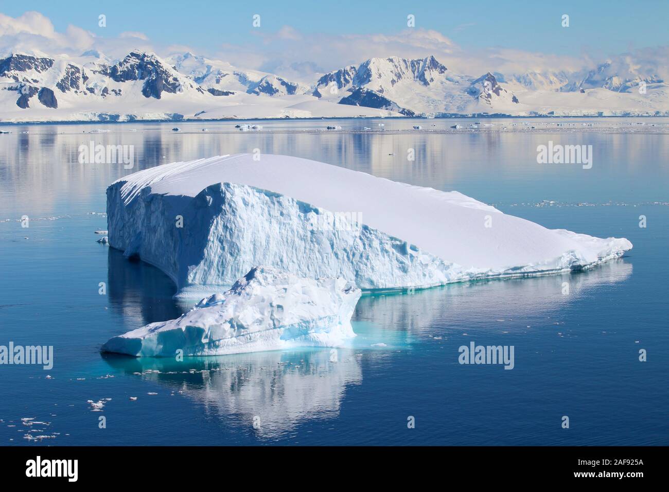 Антарктический полуостров на востоке. Озеро Восток в Антарктиде. Подледное озеро в Антарктиде. Озеро Восток в Антарктиде фото. Остров Петра 1 Антарктида.
