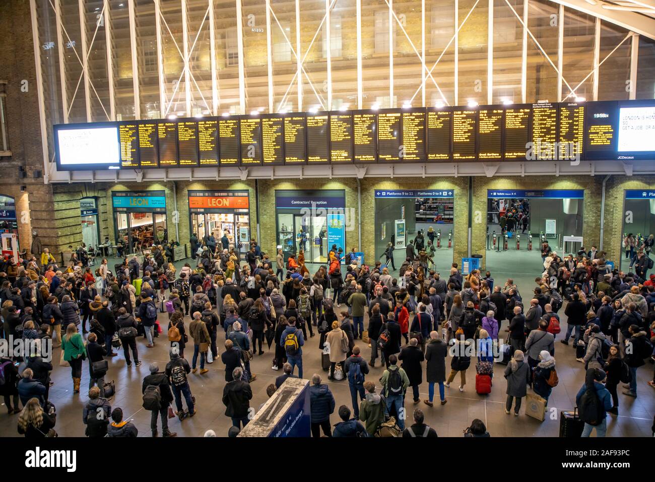 Kings cross station concourse hi-res stock photography and images - Alamy