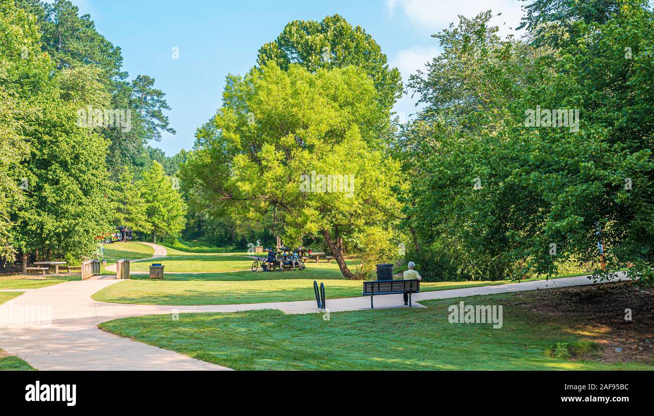 Green park on summer day hi-res stock photography and images - Alamy