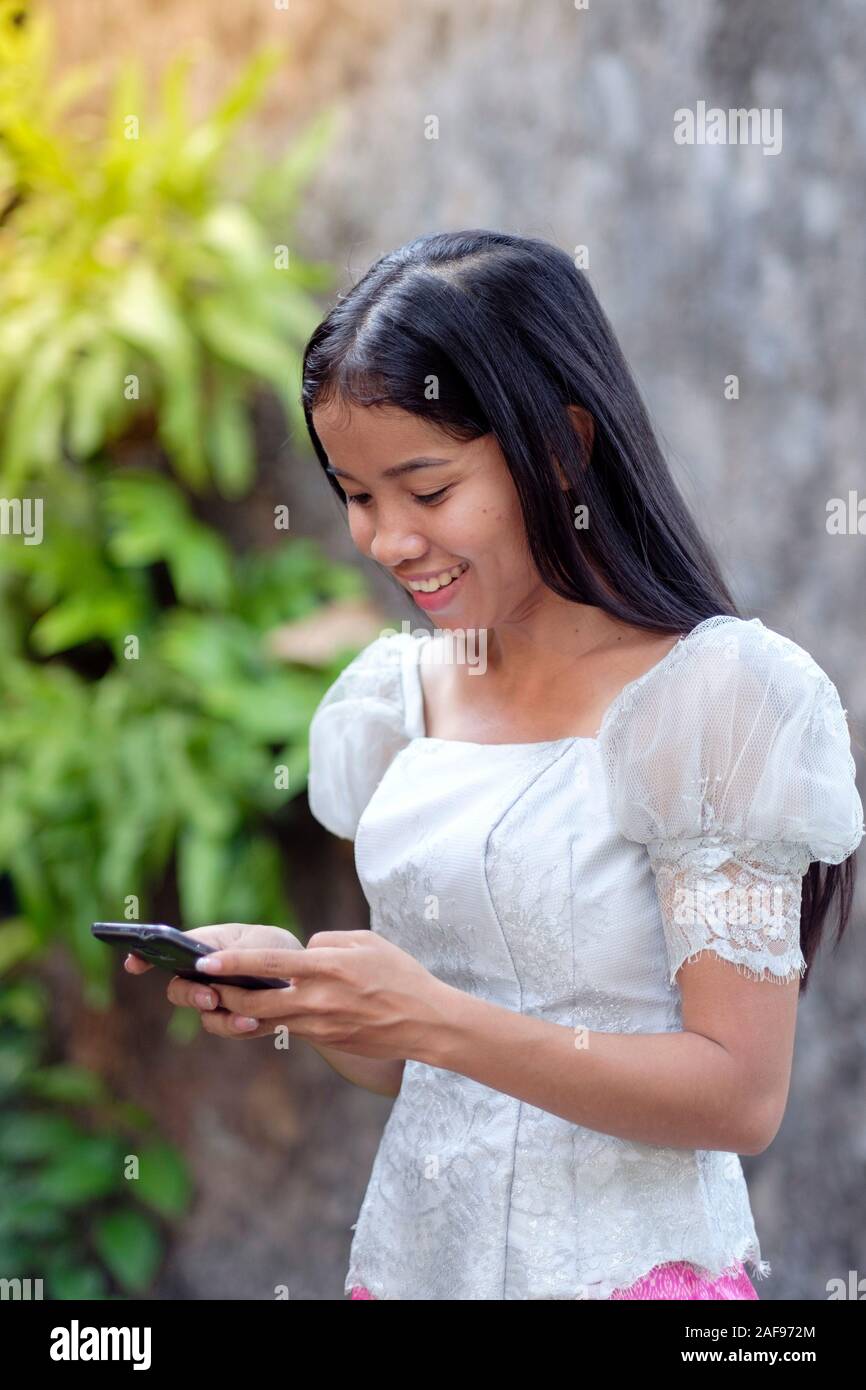 khemr girl A young Khmer (Cambodian) woman using her mobile phone in Cambodia Stock  Photo - Alamy