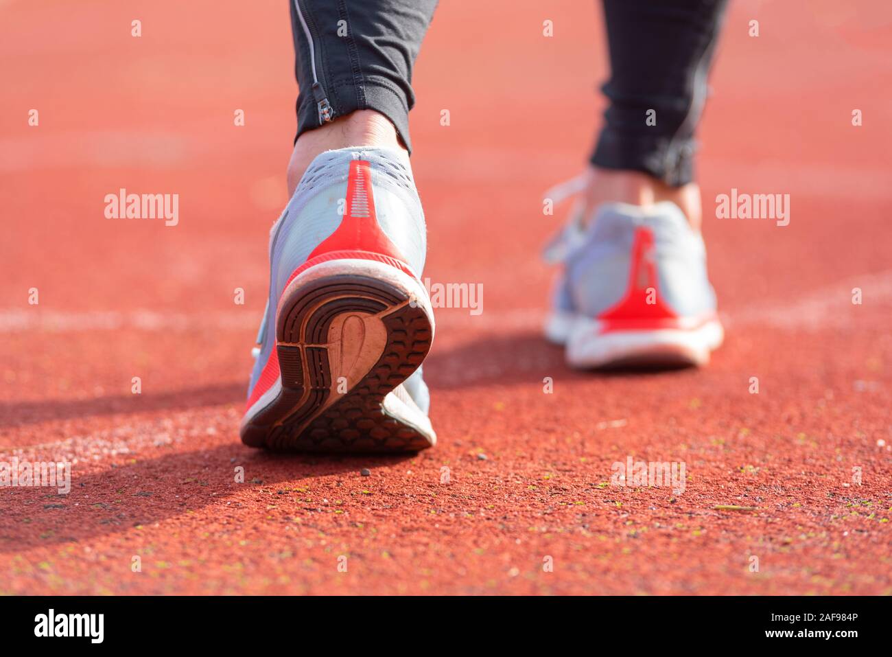close up view of an athlete getting ready for the race on a running