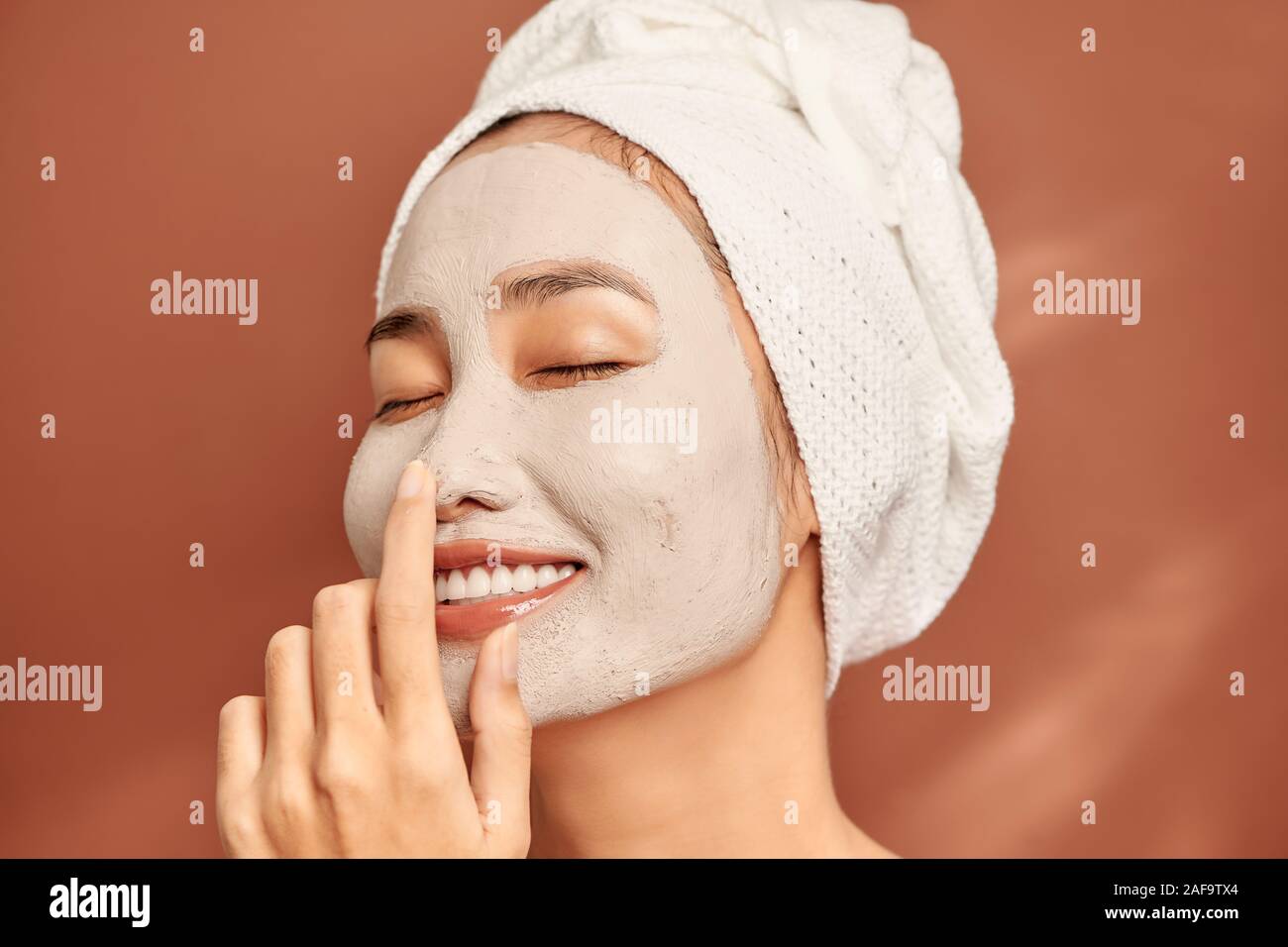 Тканевые маски для лица надо ли смывать. Корейские маски для лица. Треугольные маски для лица.