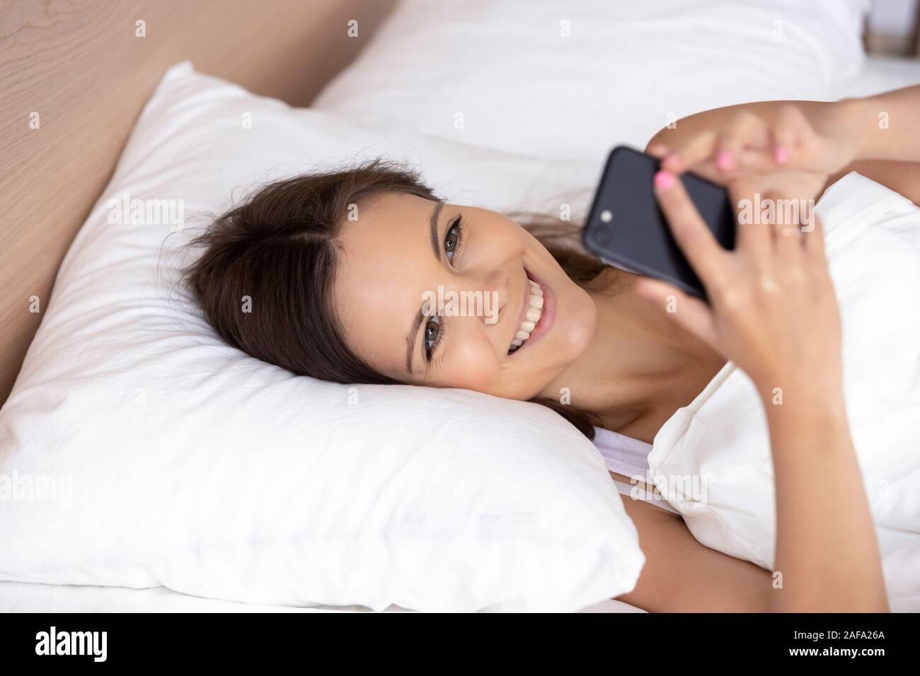 Wake up check. Разбудить. Сонная девушка. Wake up check. Вставать по будильнику.