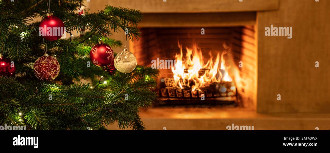 Một không gian Giáng Sinh đầy phù hợp với nhà cửa của bạn với phông nền lửa lò ấm áp. Những giai điệu Giáng Sinh ngọt ngào và ánh sáng lửa êm đềm mang đến cho bạn không gian cảm động và dễ chịu.