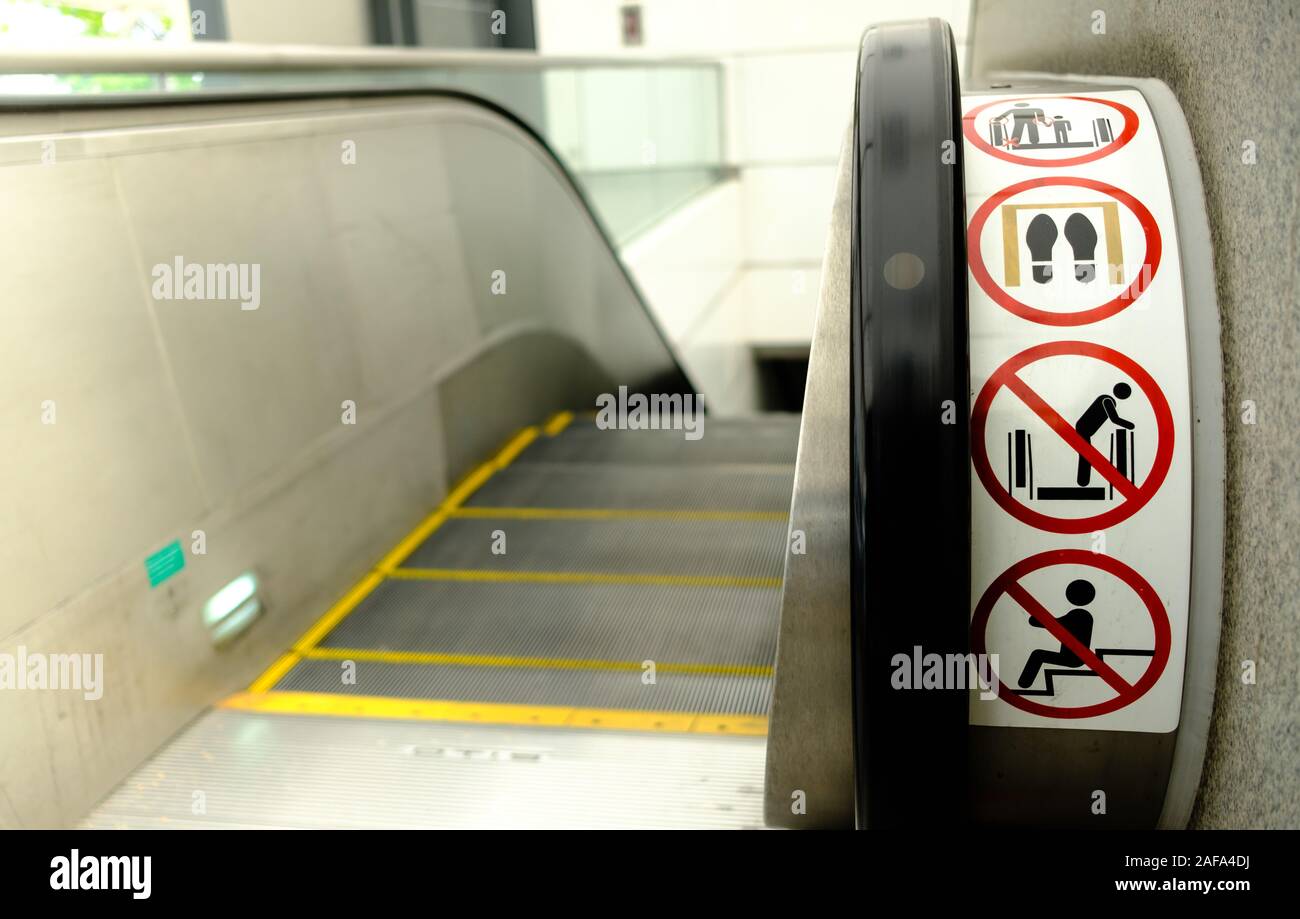 Sign Escalator Safety High Resolution Stock Photography and Images Alamy
