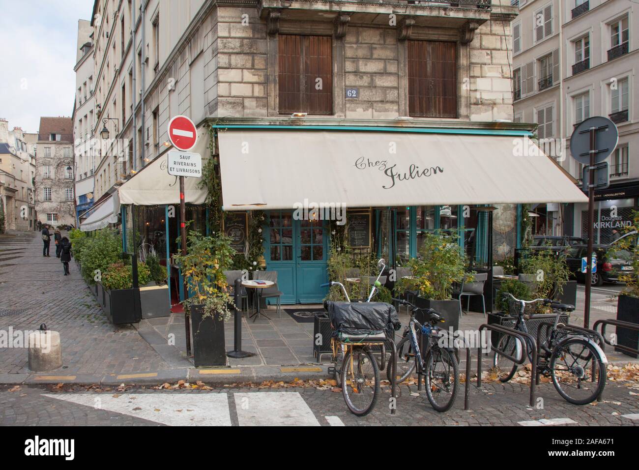 Chez Julien is a chic bistro serving fine French cooking near Pont Louis-Philippe on the bank of the River Seine in Paris Stock Photo