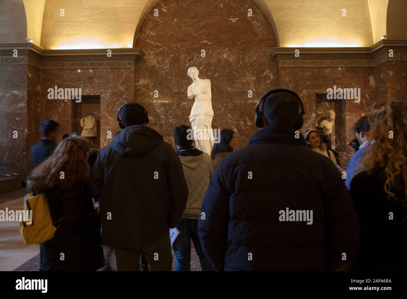 Crowds around the famous Greek statue the Venus De Milo, in the Louvre, Paris Stock Photo