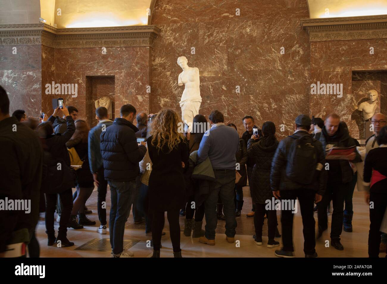 Crowds around the famous Greek statue the Venus De Milo, in the Louvre, Paris Stock Photo