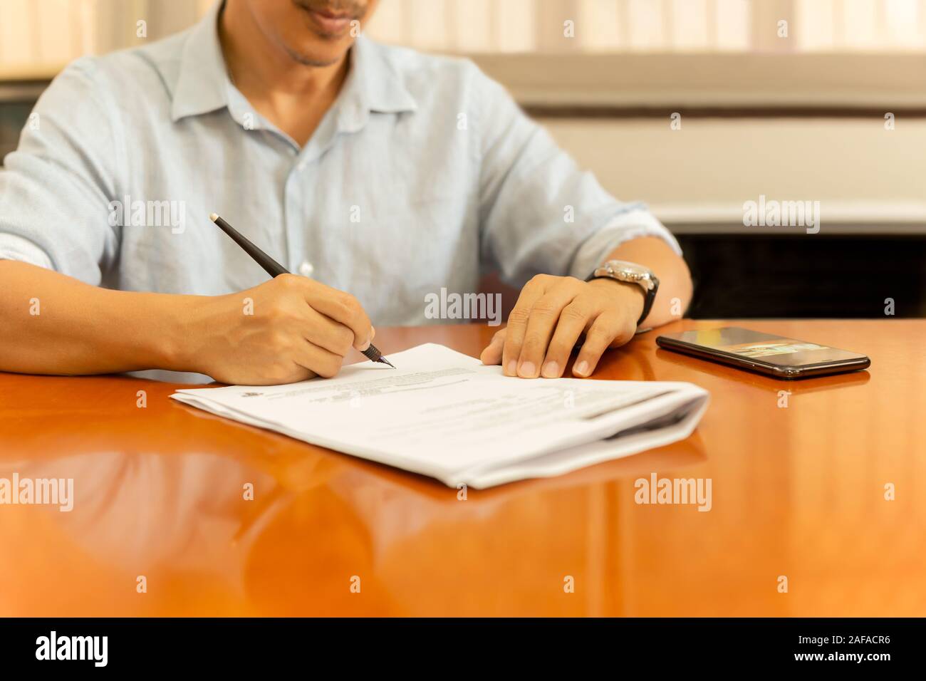 Hand holding quill pen signing hires stock photography and images Alamy