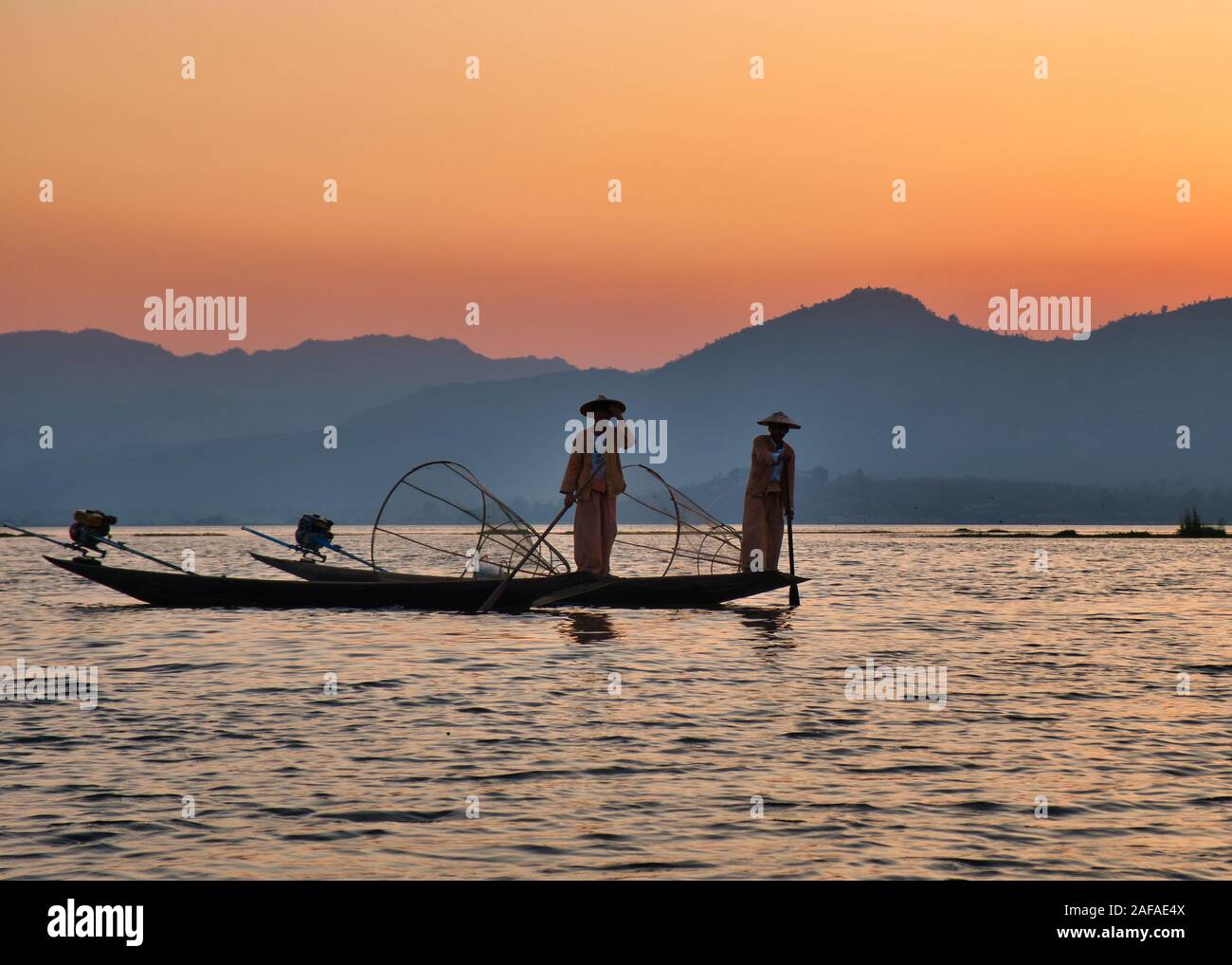The iconic, traditional One-Legged Rowing Fishermen of Inle Lake ...