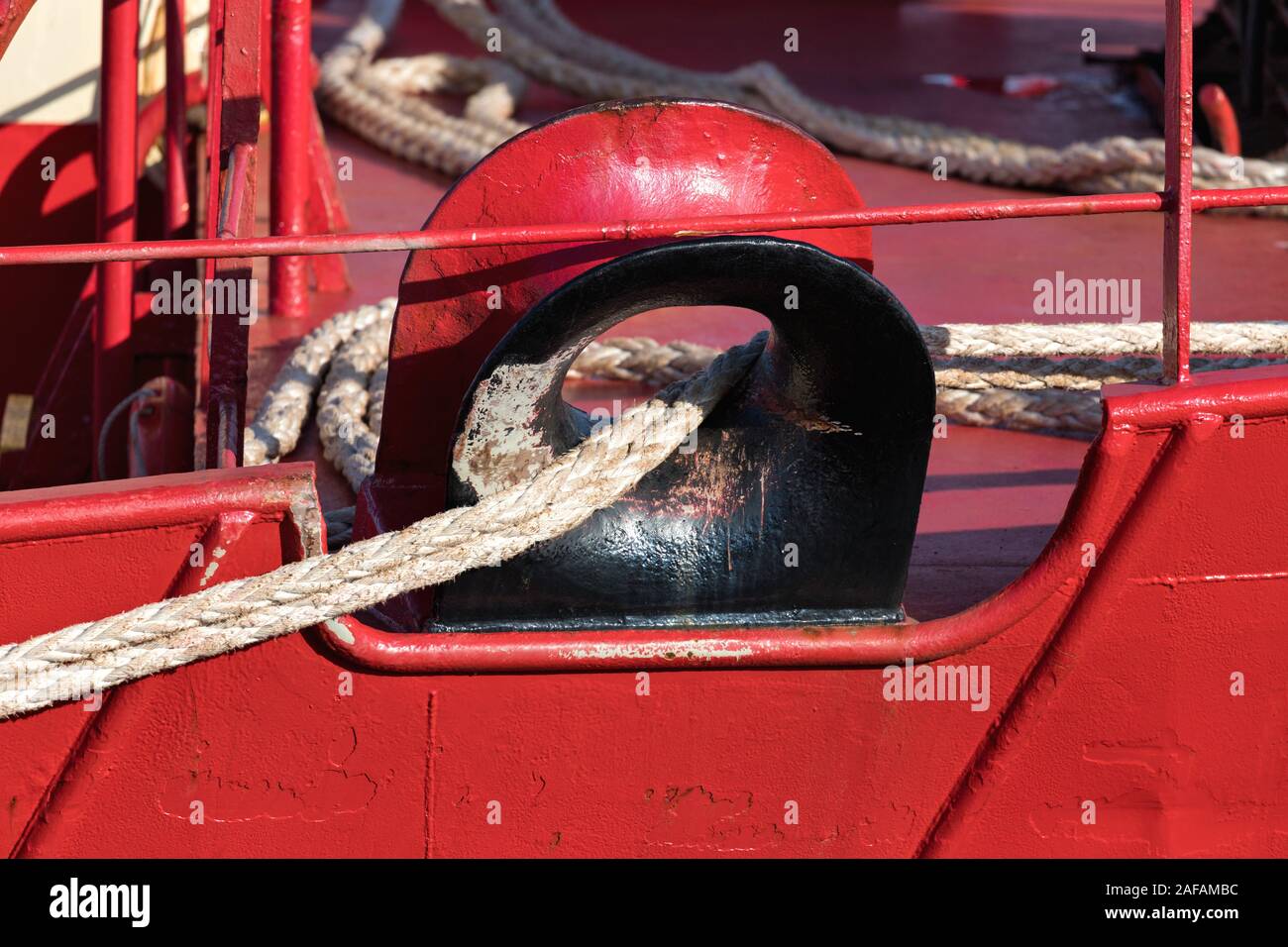 Ship mooring line hi-res stock photography and images - Alamy
