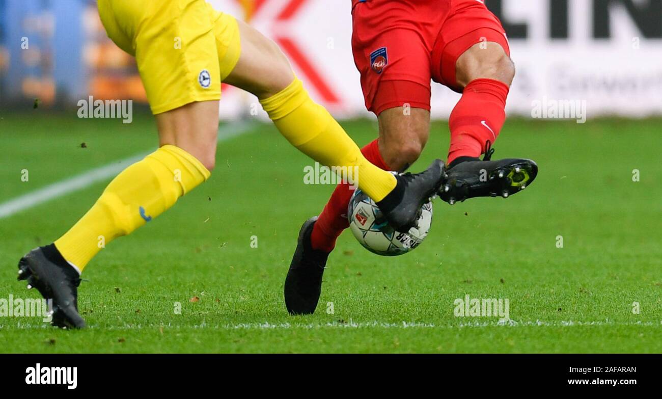 Heidenheim, Germany. 14th Dec, 2019. Soccer: 2nd Bundesliga, 17th matchday, 1st FC Heidenheim - Arminia Bielefeld, Voith-Arena. Florian Hartherz (l) of Arminia Bielefeld in action against Marnon Busch (r) of 1. FC Heidenheim. Credit: Tom Weller/dpa - IMPORTANT NOTE: In accordance with the requirements of the DFL Deutsche Fußball Liga or the DFB Deutscher Fußball-Bund, it is prohibited to use or have used photographs taken in the stadium and/or the match in the form of sequence images and/or video-like photo sequences./dpa/Alamy Live News Stock Photo