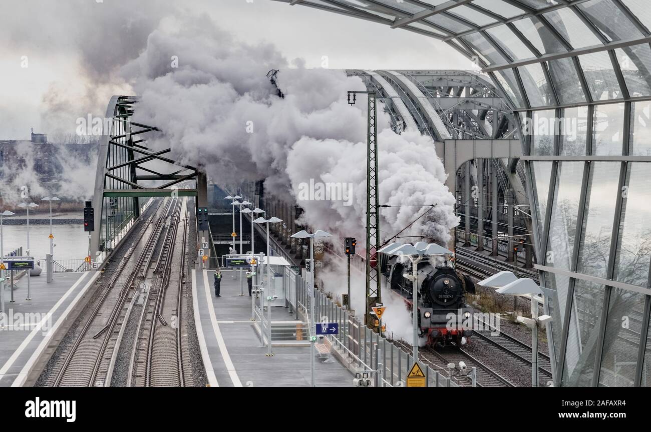 Hamburg, Germany. 14th Dec, 2019. The steam locomotive 35 1097 1 of the Bielefelder Eisenbahnfreunde, built in 1959, pulls, coming from the south, a special train through the new S-Bahn station Elbbrücken, which will be opened from 15.12.2019 for passenger traffic. Credit: Markus Scholz/dpa/Alamy Live News Stock Photo
