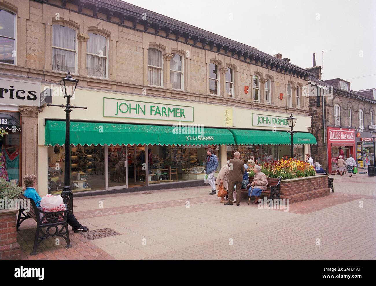1987, Harrogate Town Centre, North Yorkshire, Northern England, showing
