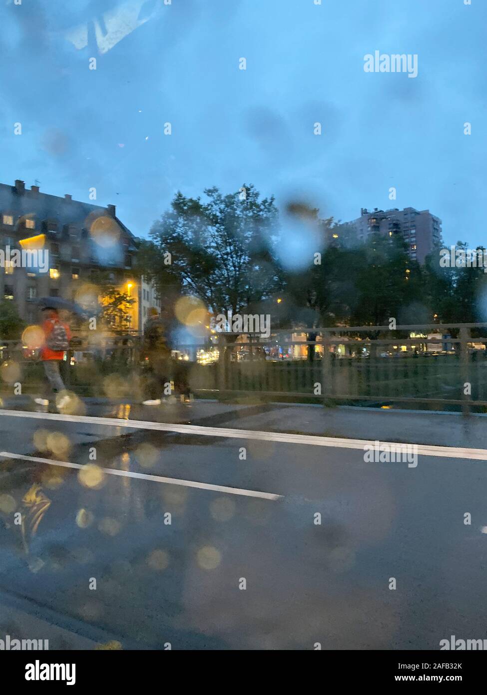 Highway road defocused light night tree hi-res stock photography and ...