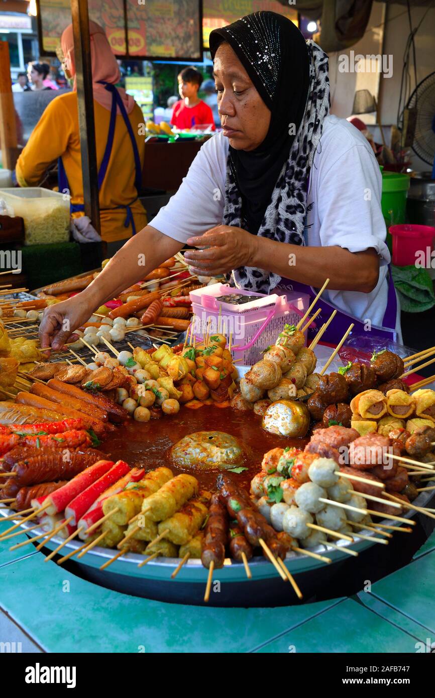 verschiedene Spieße mit Fleisch und Meeresfrüchten, Seefood, landestypisch, auf dem Naka Weekend Market, Phuket, Thailand Stock Photo