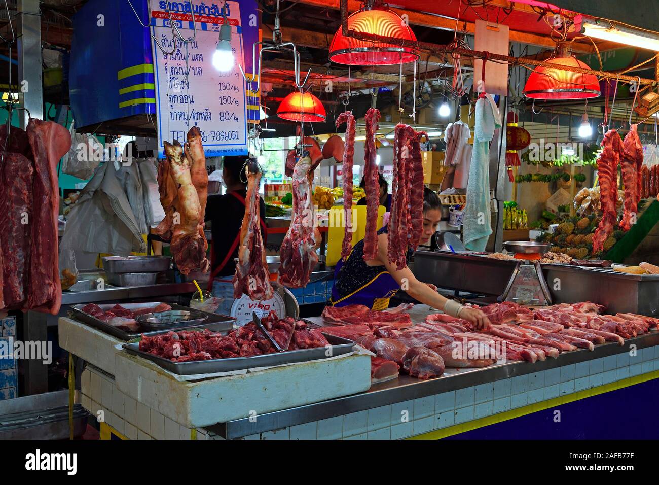 typischer Stand für Fleisch auf dem Banzaan fresh market, Patong Beach, Phuket, Thailand Stock Photo