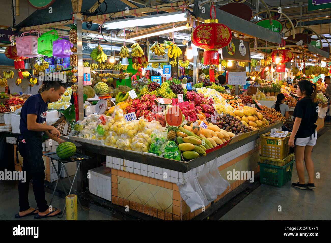 typische Stände mit riesiger Auswahl an frischem Obst und Gemüse auf dem Banzaan fresh market, Patong Beach, Phuket, Thailand Stock Photo