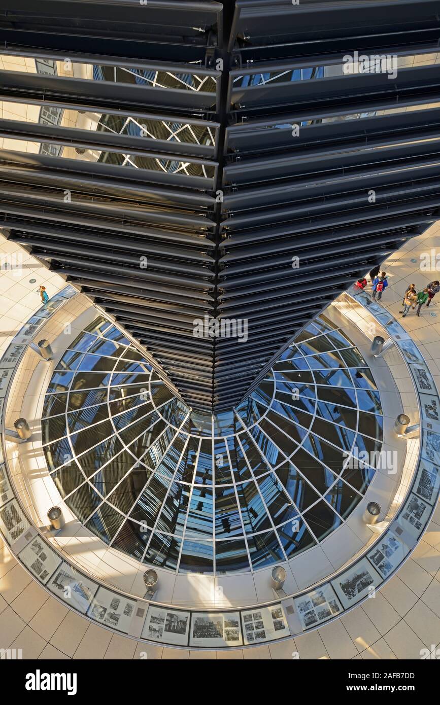 Innenraum mit verspiegelter Mittelsaeule der Reichstagskuppel, Reichstag Berlin, Architekt Sir Norman Foster, Berlin, Deutschland, Europa Stock Photo