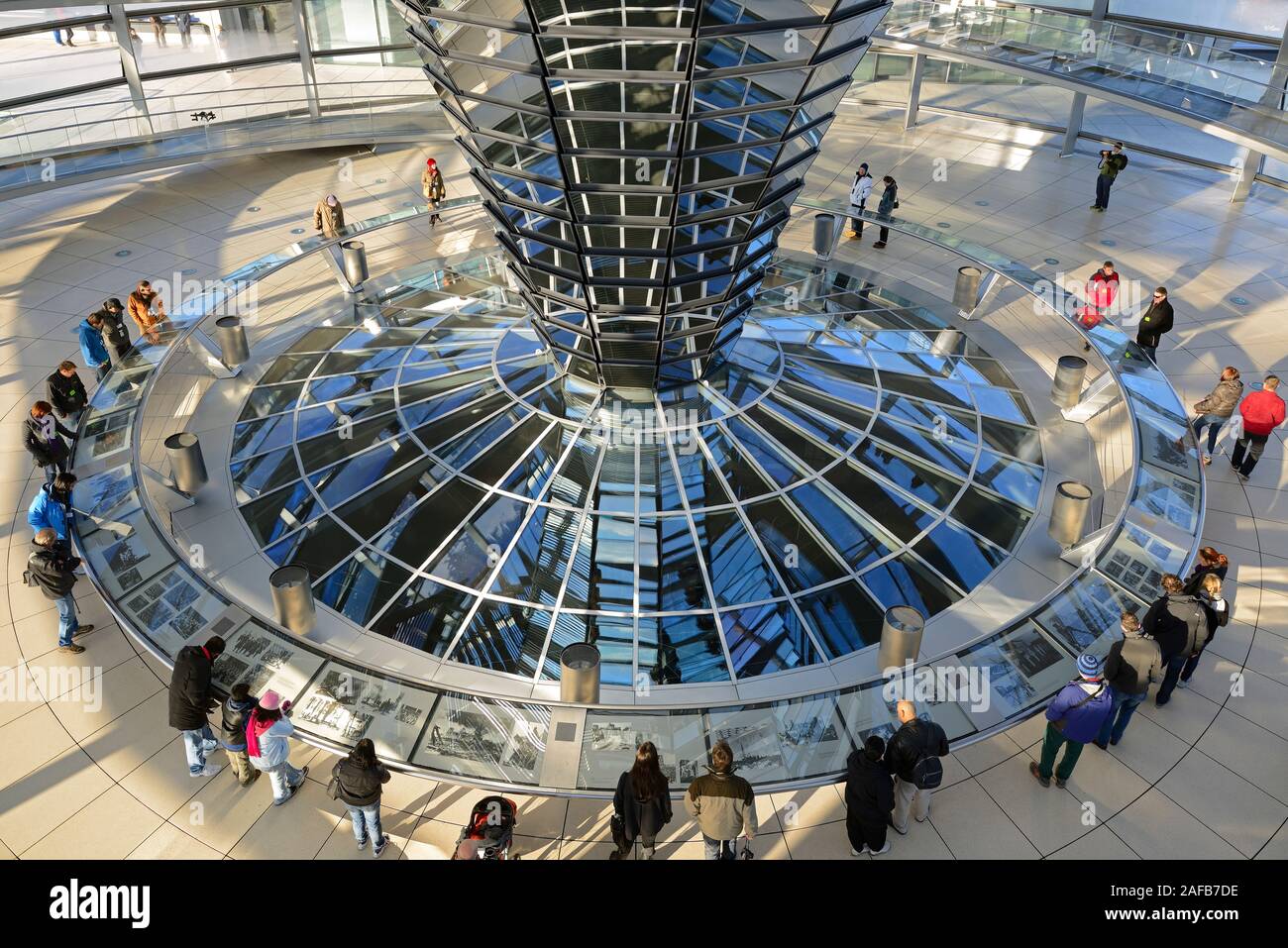 Innenraum mit verspiegelter Mittelsaeule der Reichstagskuppel, Reichstag Berlin, Architekt Sir Norman Foster, Berlin, Deutschland, Europa Stock Photo