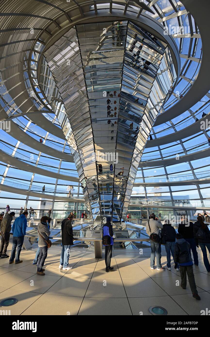 Innenraum mit verspiegelter Mittelsaeule der Reichstagskuppel, Reichstag Berlin, Architekt Sir Norman Foster, Berlin, Deutschland, Europa Stock Photo