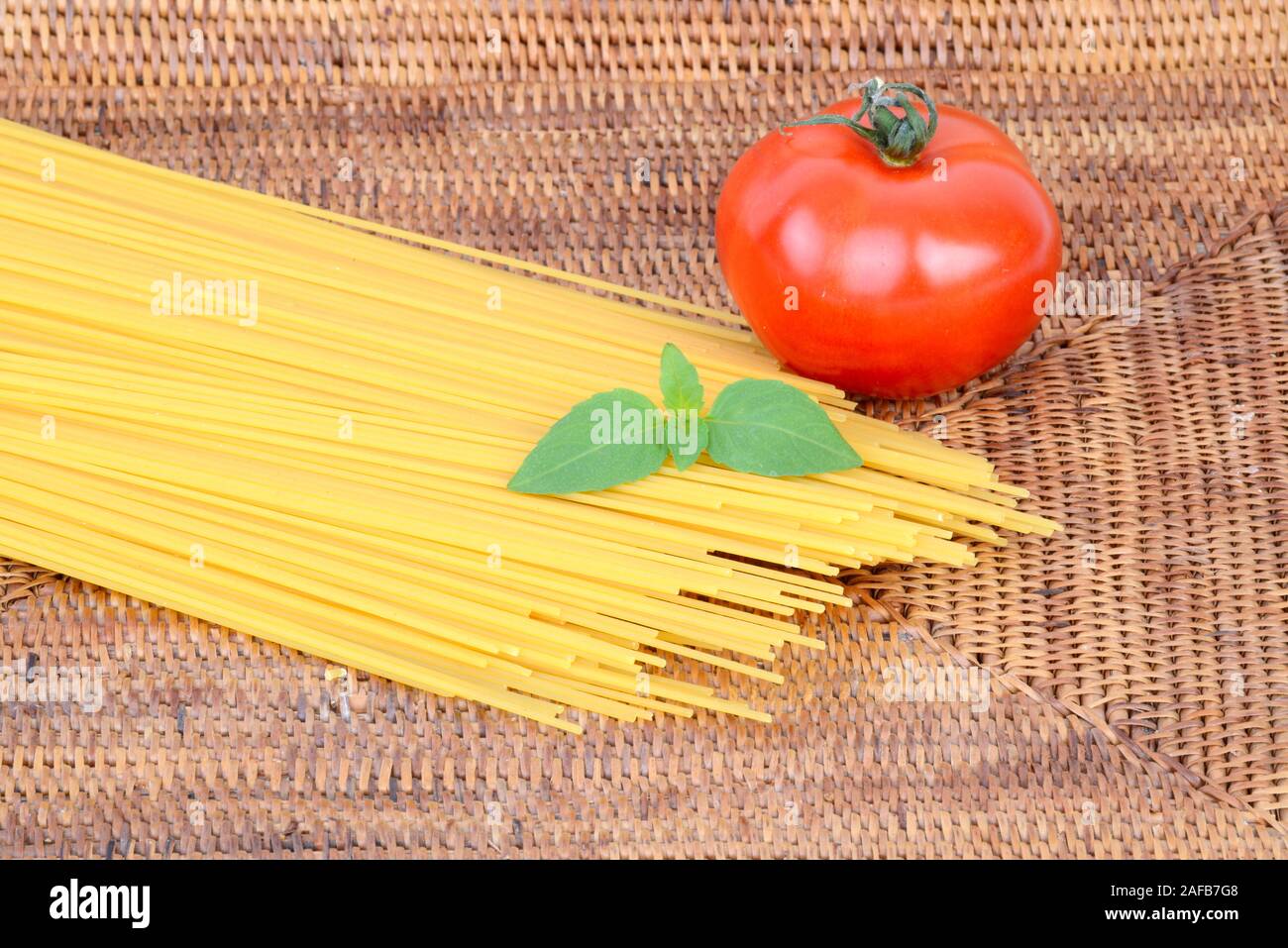 italienische Pasta, Spaghettini, Spagetti, Teigwaren , Nudeln, Tomate, Basilikum Stock Photo