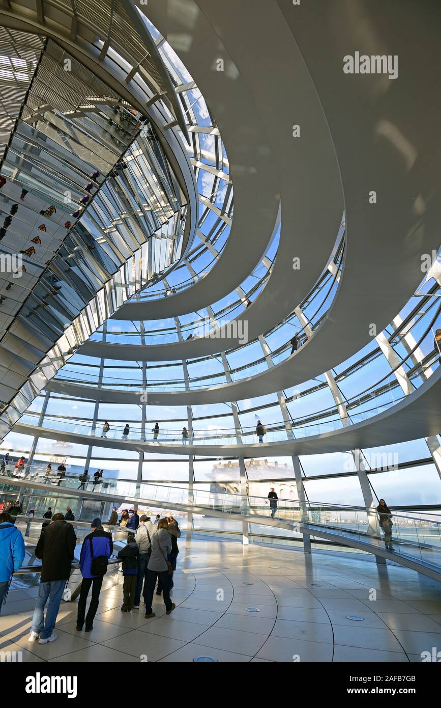 Innenraum mit verspiegelter Mittelsaeule der Reichstagskuppel, Reichstag Berlin, Architekt Sir Norman Foster, Berlin, Deutschland, Europa Stock Photo