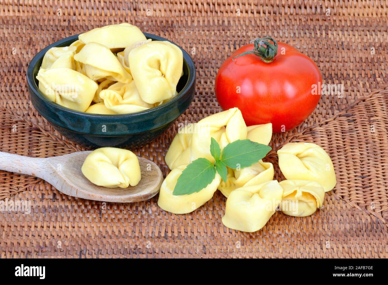 italienische Pasta, Tortellini , Teigwaren , Nudeln, Tomate, Basilikum Stock Photo