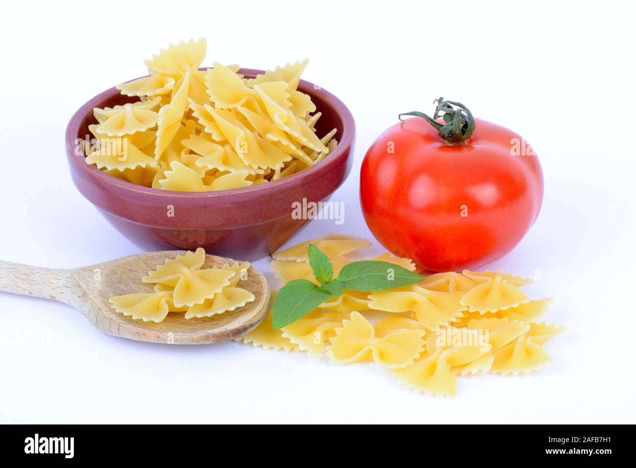 italienische Pasta, Farfalle, Teigwaren , Nudeln, Tomate, Basilikum Stock Photo