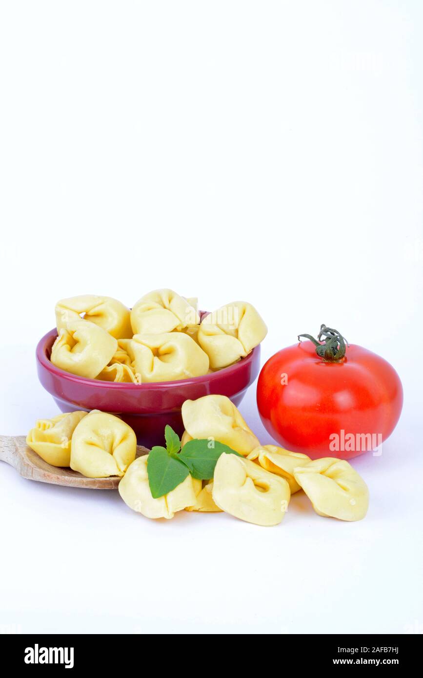 italienische Pasta, Tortellini , Teigwaren , Nudeln, Tomate, Basilikum Stock Photo