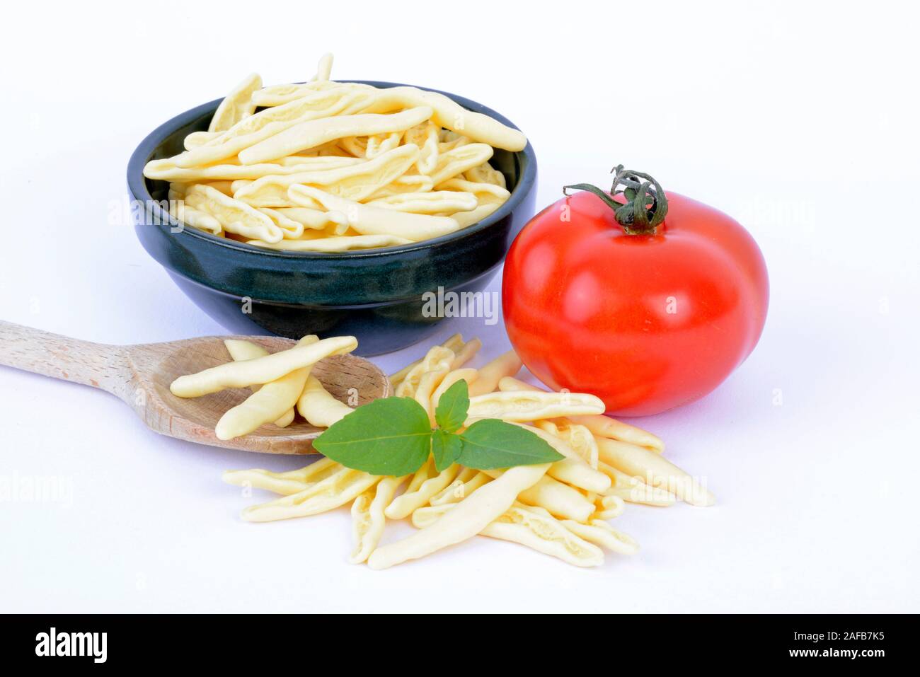 italienische Pasta, Fagiolini , Teigwaren , Nudeln, Tomate, Basilikum Stock Photo