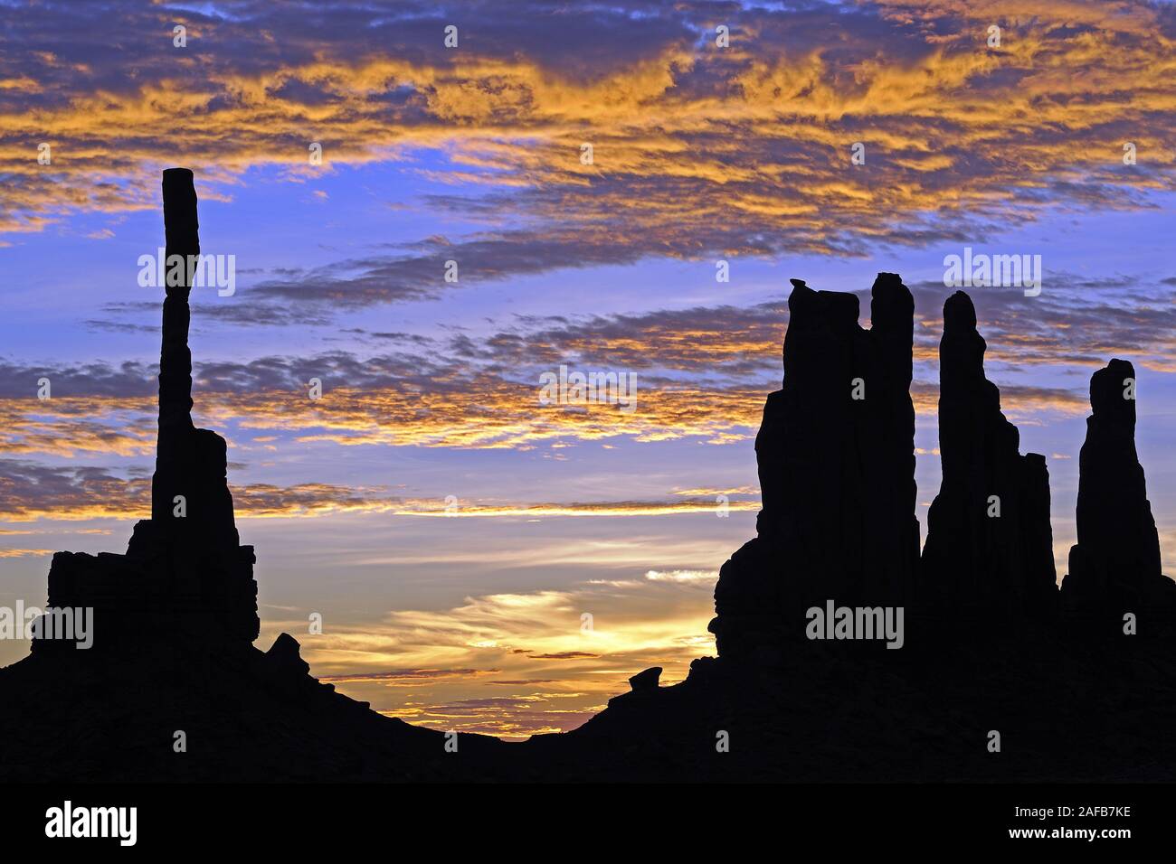 Sonnenaufgang mit "Totem Pole" im Gegenlicht, Monument Valley, Arizona, USA Stock Photo