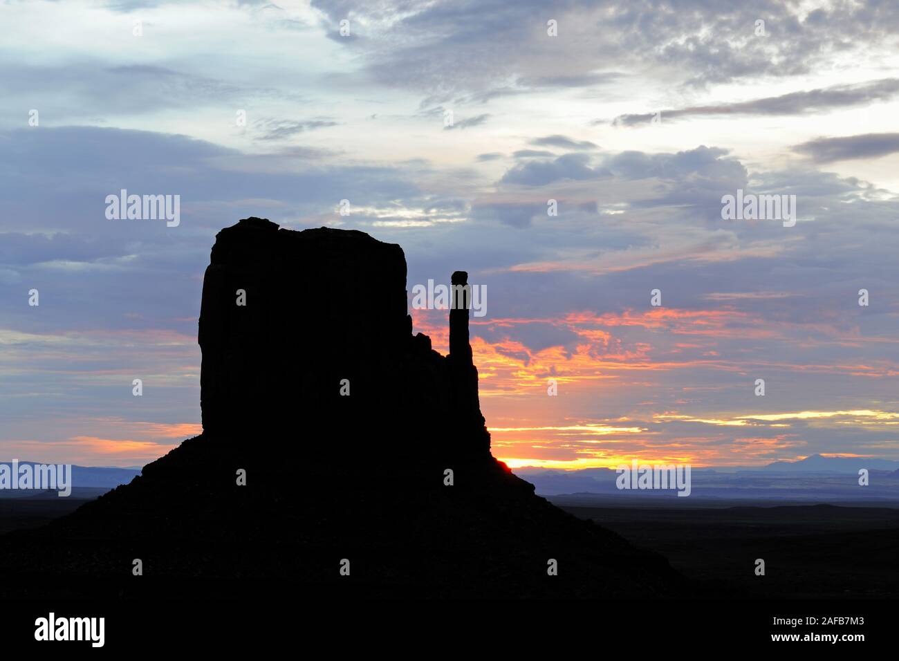 'West Buttes' bei Sonnenaufgang, Monument Valley, Arizona, USA Stock Photo