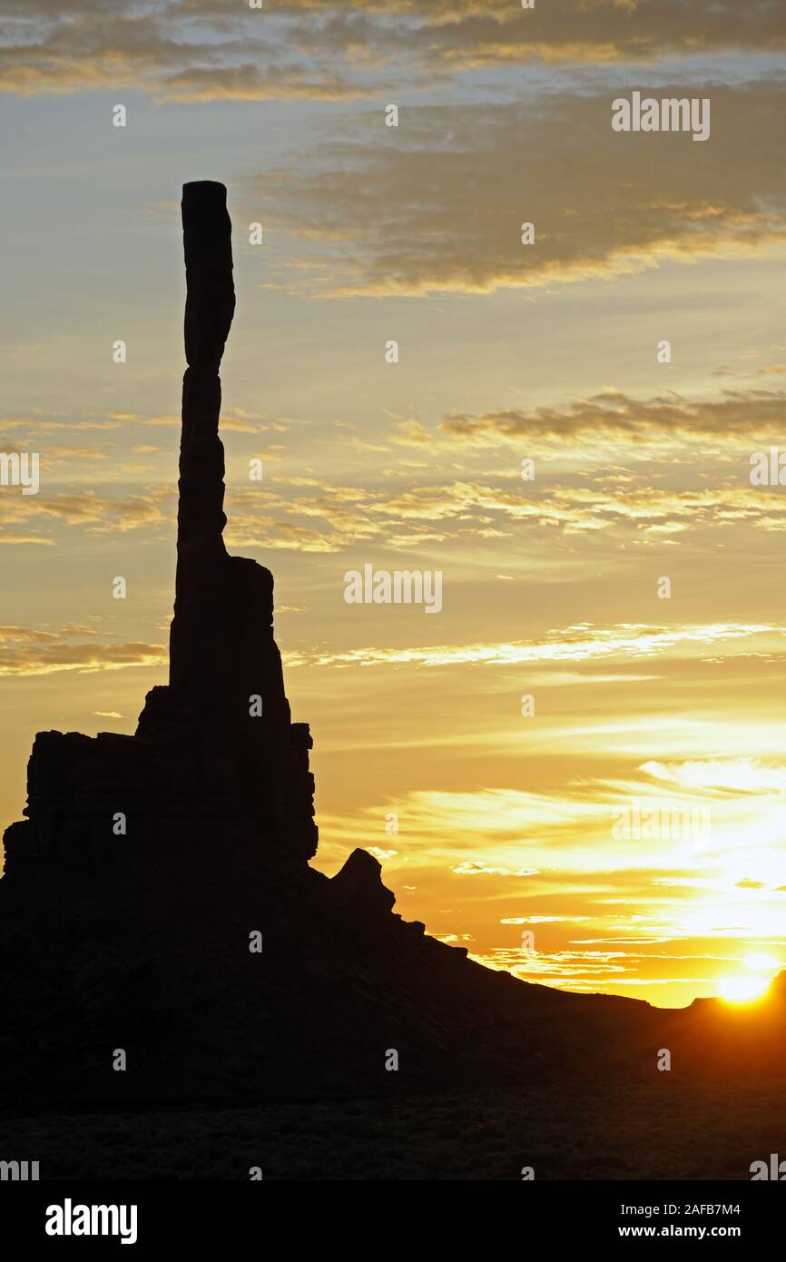 Sonnenaufgang mit 'Totem Pole' im Gegenlicht, Monument Valley, Arizona, USA Stock Photo