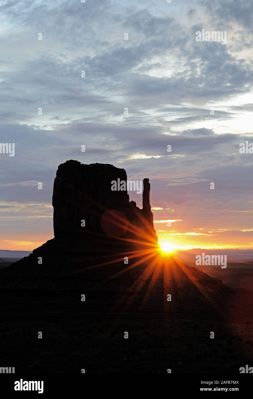 'West Buttes' bei Sonnenaufgang, Monument Valley, Arizona, USA Stock Photo