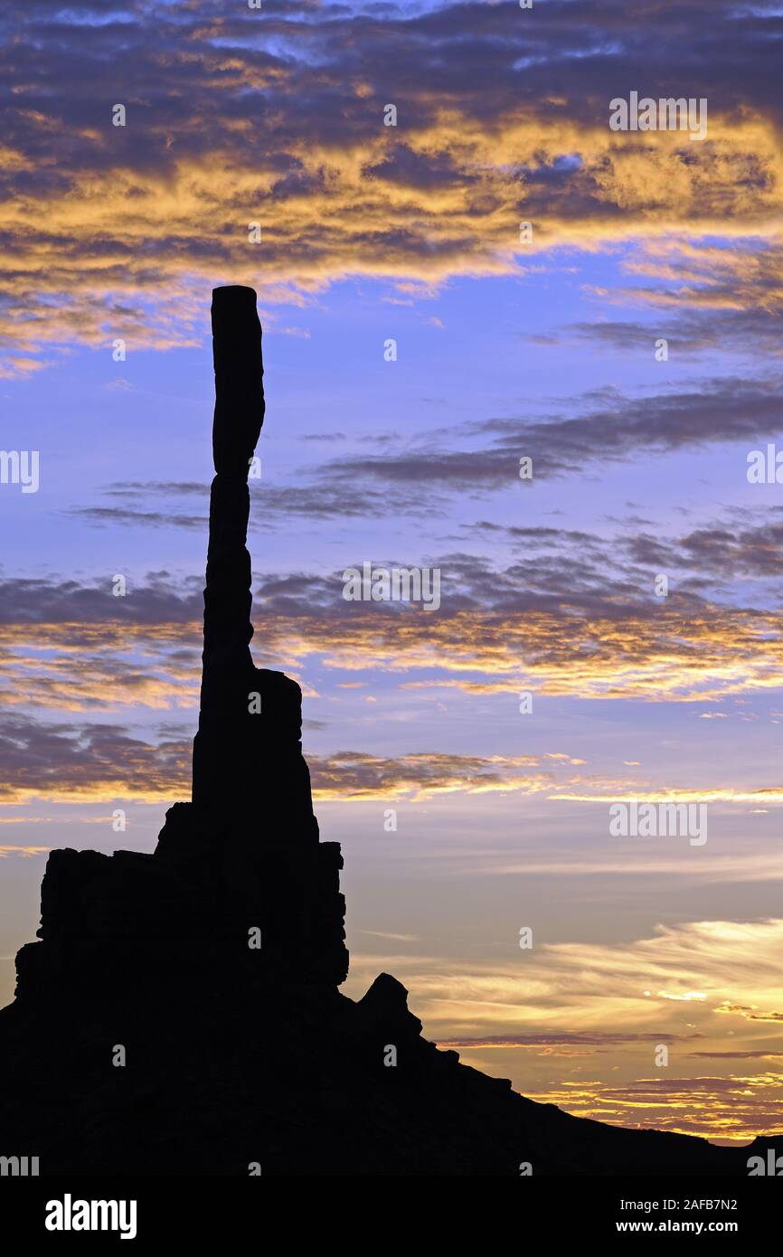 Sonnenaufgang mit 'Totem Pole' im Gegenlicht, Monument Valley, Arizona, USA Stock Photo