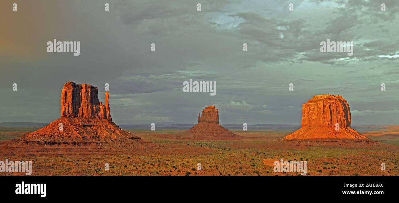 'The Mittens' Buttes, im letzten Licht bei Gewitter, Monument Valley, Arizona, USA Stock Photo