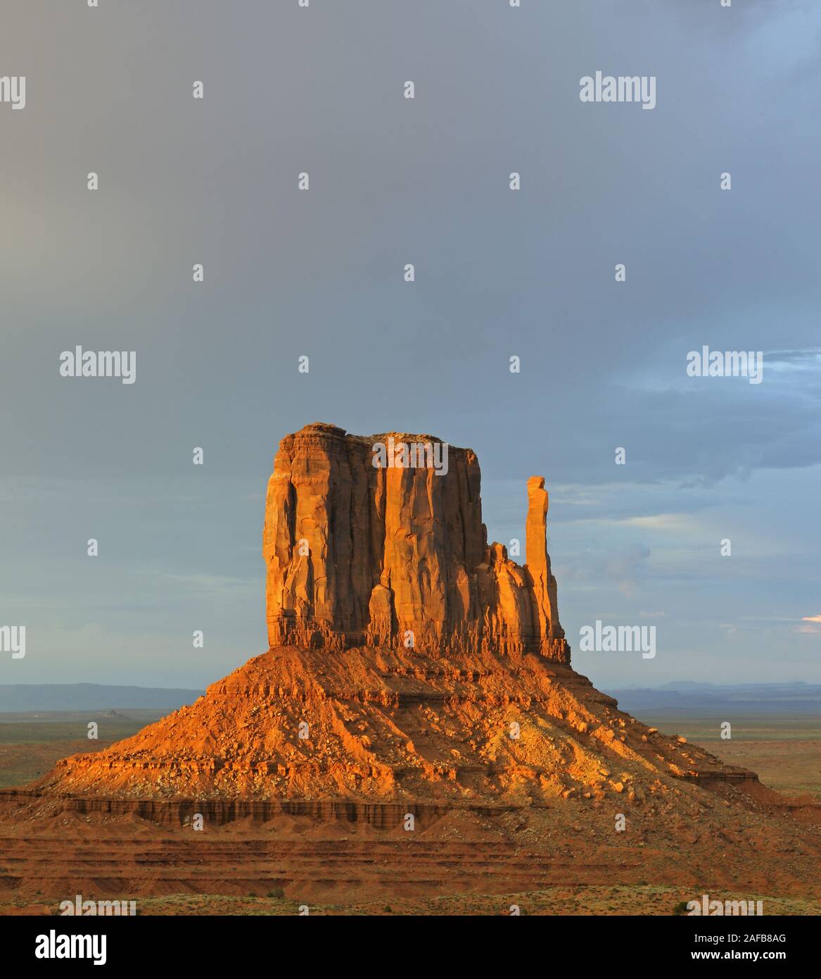 'West Buttes' im letztes Licht bei Gewitter, Monument Valley, Arizona, USA Stock Photo