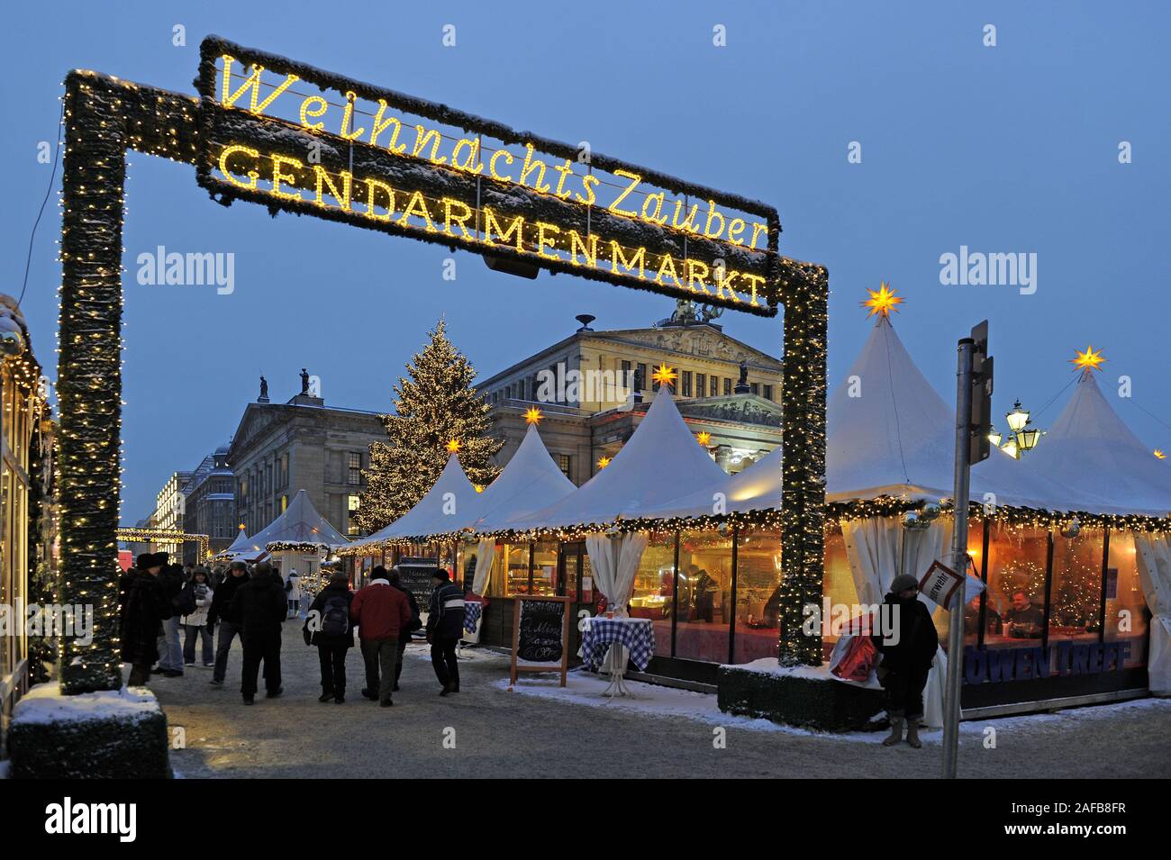 Edel Weihnachtsmarkt am Berliner Gendarmenmarkt, im Hntergrund das Konzerthaus Stock Photo