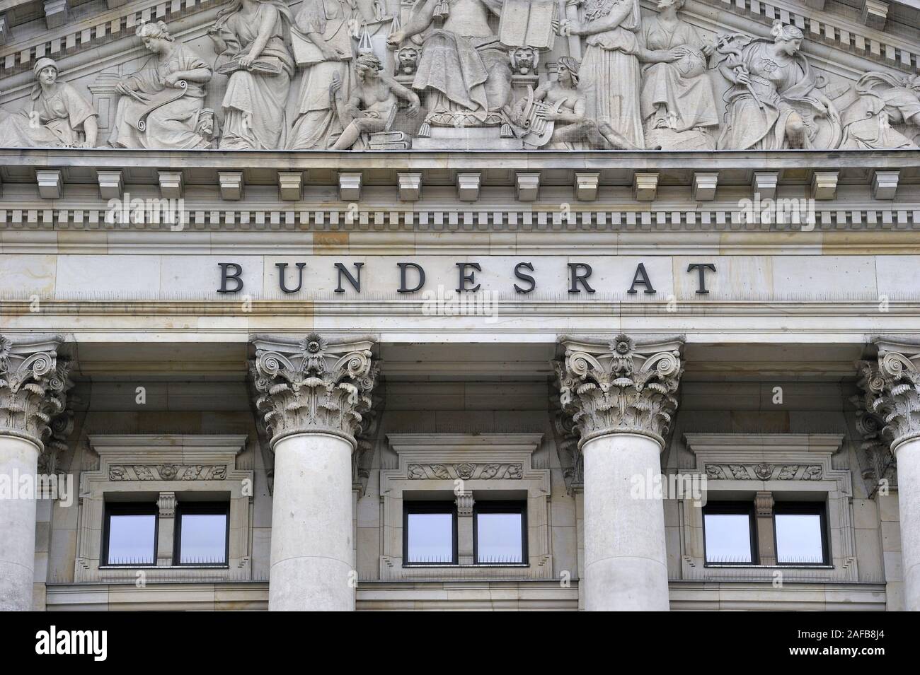 Schriftzug Bundesrat im Giebel, Tympanon ueber dem Hauptportal des Gebaeude des Bundesrat in Berlin, Deutschland, Europa Stock Photo