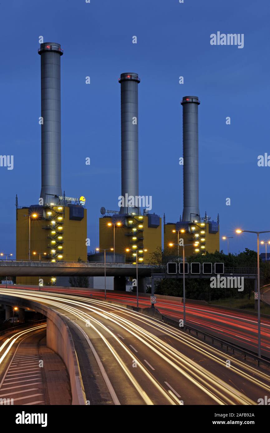 Heizkraftwerk der Firma Vattenfall an der Berliner Stadtautobahn bei Nacht Stock Photo