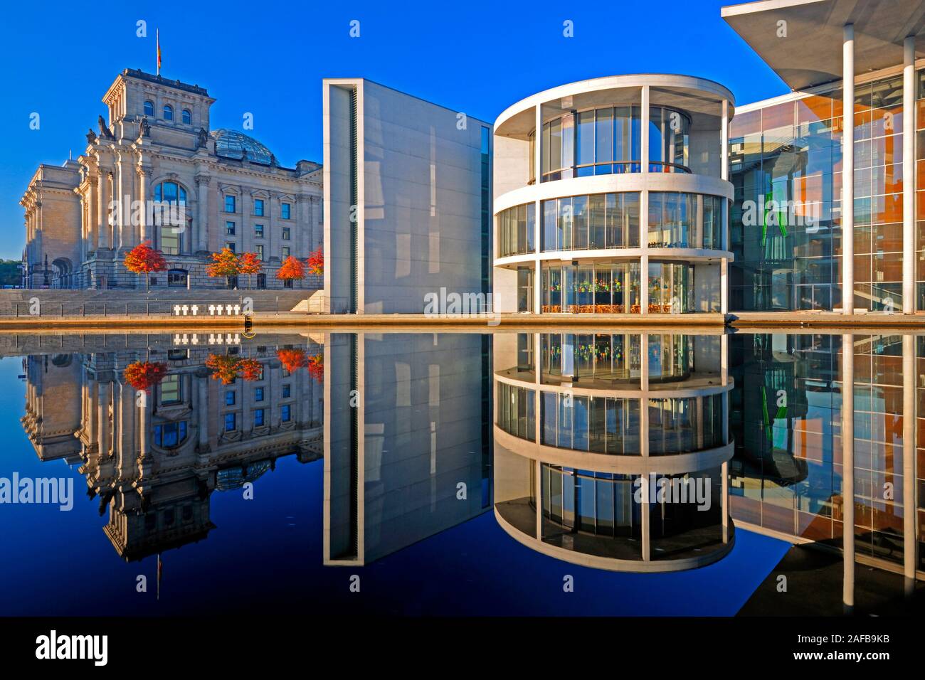 Reichstag und  Paul-Löbe-Haus  spiegeln sich im Herbst bei Sonnenaufgang in der Spree,  Berlin, Deutschland, Europa, oeffentlicher Grund Stock Photo