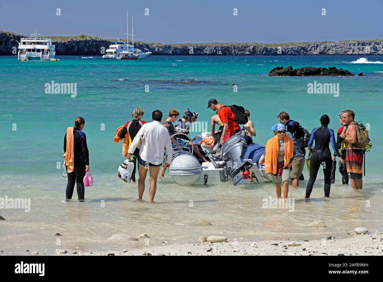 Touristen besteigen Schlauchboot,  Darwins Bay,  Insel Genovesa,  Galapagos, Unesco Welterbe,  Galapagos, Ecuador, Suedamerika, Pazifik Stock Photo