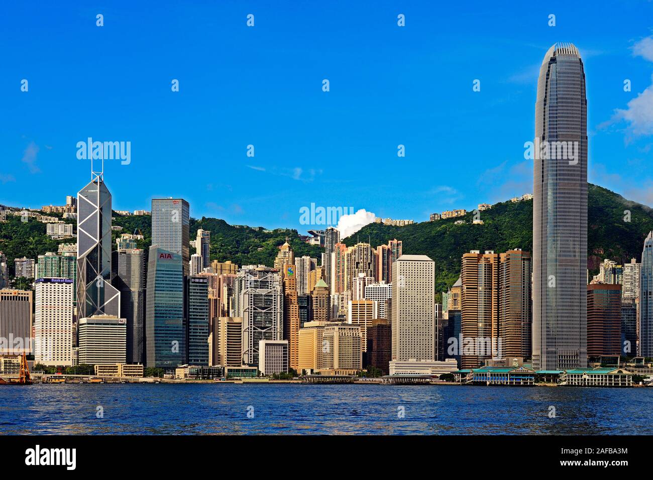 Blick von Kowloon auf die Skyline auf Hongkong Island am Hongkong River, Central, mit Bank of China ganz links und dem IFC Tower ganz rechts, Hongkong Stock Photo