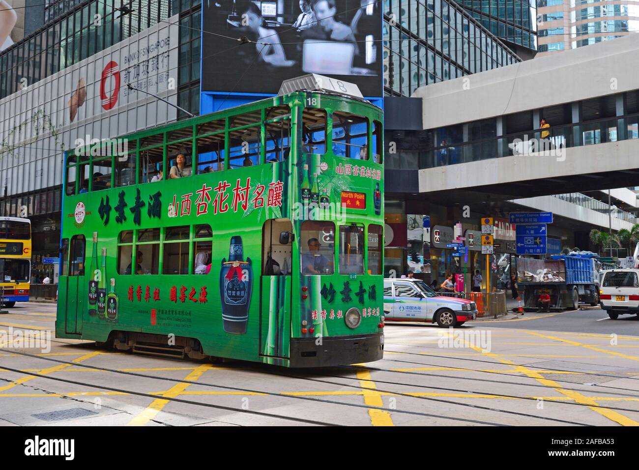 doppelstöckige Straßenbahn auf der Des Voeux Road,  Central, Hongkong Island, China Stock Photo