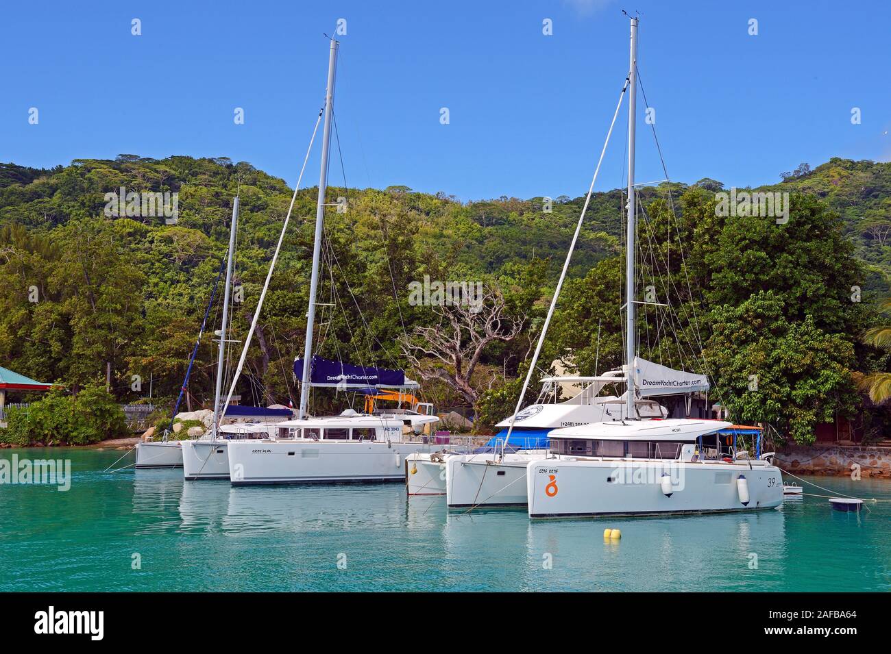 Segelboote zur Vermietung im Hafen, Jetty der Insel La Digue, Seychellen Stock Photo