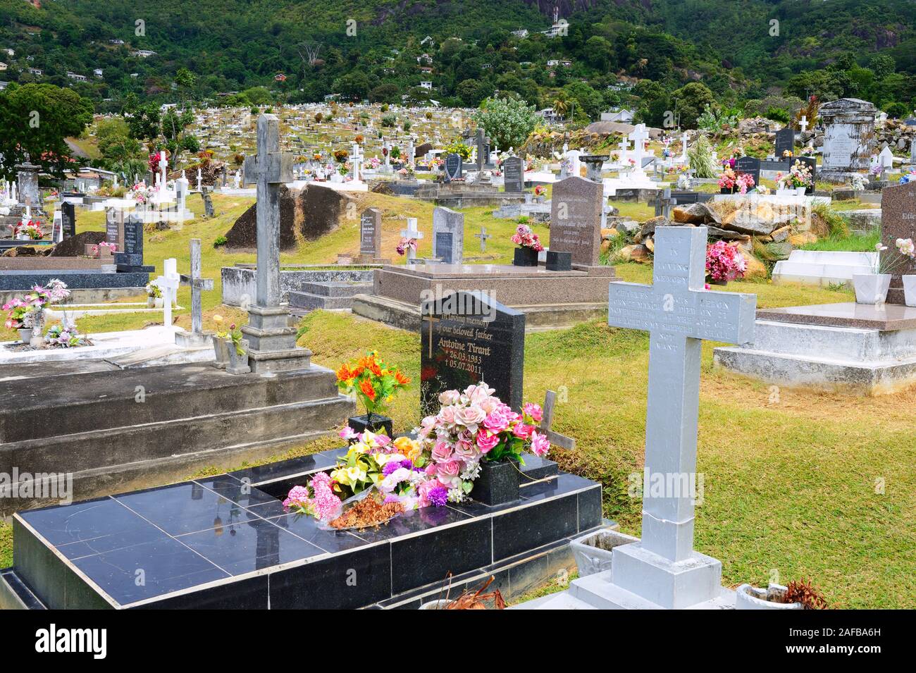 landestypische Gräber auf dem Friedhof der Hauptstadt Victoria, Insel Mahe, Seychellen Stock Photo