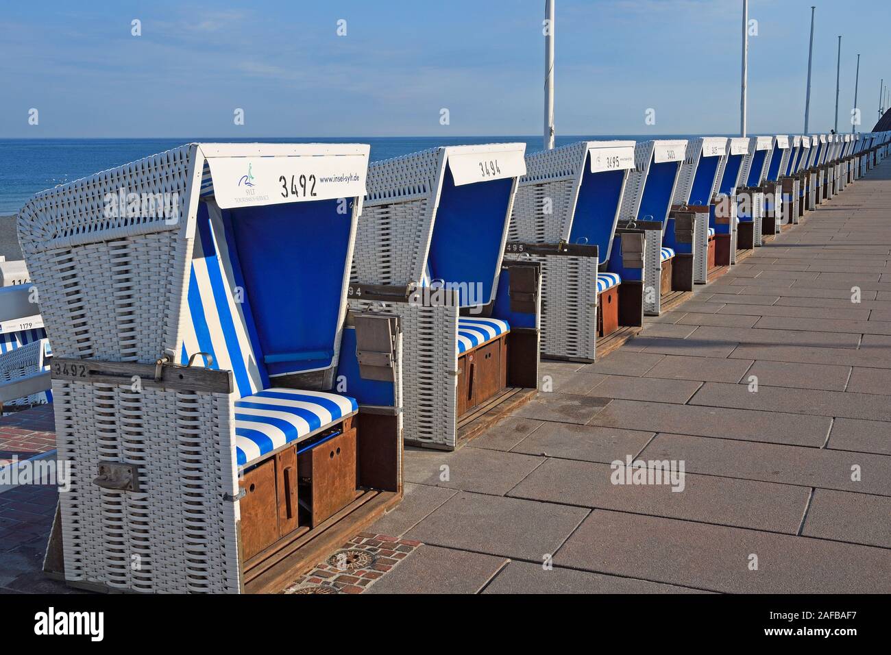endlose Reihe von Strandkörben an der Strandpromenade von  Westerland, Sylt, nordfriesische Inseln, Nordfriesland, Schleswig-Holstein, Deutschland Stock Photo
